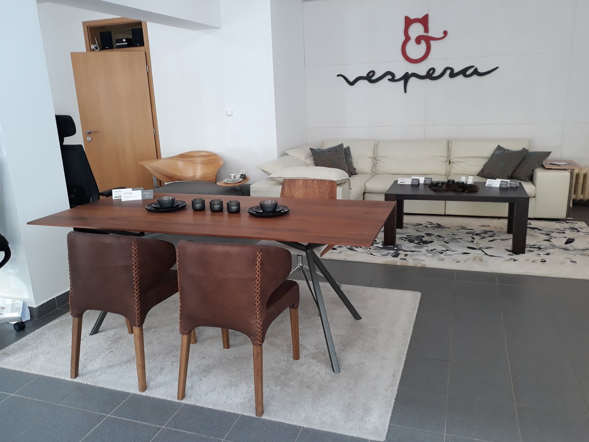 Sprzedawca z ekspozycją grzejników Laurens w showroomie Vespera Design w Brnie